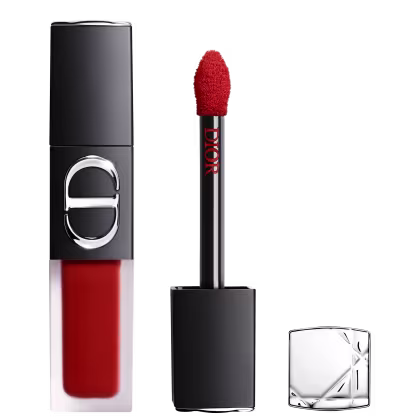 Frasco preto e vermelho da marca Dior, contendo um batom com aplicador em formato de pincel vermelho. Embalagem minimalista e elegante, com destaque para o logotipo da marca.