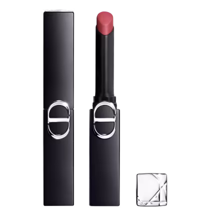 Batom Dior em embalagem preta com detalhes prateados, com tampa e corpo cilíndrico. Produto com acabamento fosco e tom rosado. Caixa preta com logotipo Dior em destaque.