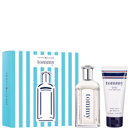 Conjunto de produtos Tommy Hilfiger, incluindo um frasco de perfume e um tubo de gel de banho, em embalagens com listras azuis e brancas características da marca.