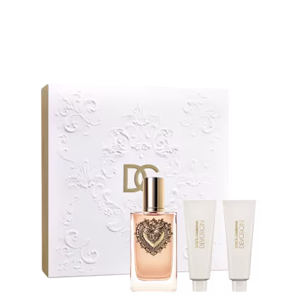 Conjunto de produtos de beleza Dolce & Gabbana, composto por um frasco de perfume com design ornamentado, acompanhado de dois tubos de creme em embalagem branca com detalhes dourados.