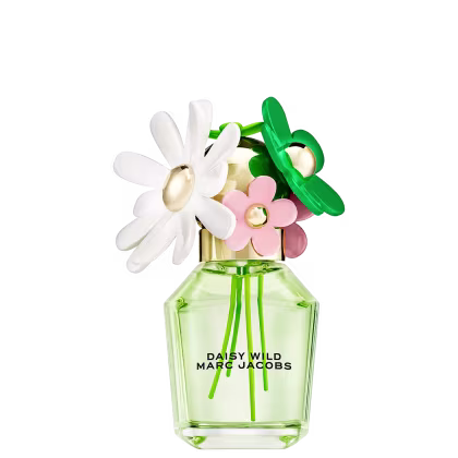 Frasco de perfume verde com flores brancas e rosadas decorativas, rótulo com o nome "Daisy Wild Marc Jacobs" em letras pretas. Embalagem de vidro com tampa verde e detalhes florais.
