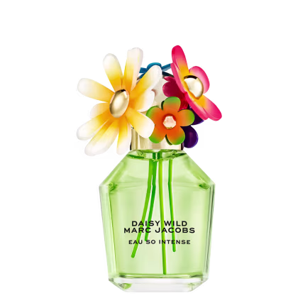 Frasco de perfume verde da linha Daisy Wild da Marc Jacobs, com tampa e flores coloridas decorativas, exibindo o nome da fragrância "Eau So Intense" em letras pretas.