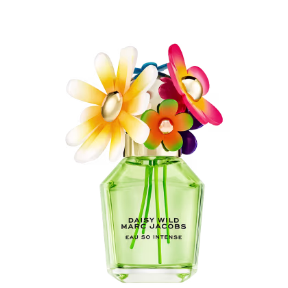 Frasco de perfume verde da marca Marc Jacobs, com tampa decorada com flores coloridas em tons de amarelo, laranja e rosa. Rótulo com o nome "Daisy Wild" e a descrição "Eau so intense".