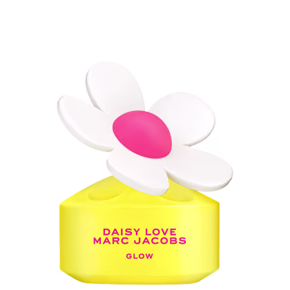 Frasco de perfume em formato de flor branca com centro rosa, embalado em caixa amarela com texto "DAISY LOVE MARC JACOBS GLOW" em vermelho e rosa. Produto de beleza da marca Marc Jacobs.