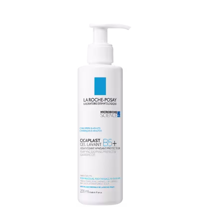 Frasco branco com bomba doseadora da marca La Roche-Posay, contendo gel lavante Cicaplast B5+ para limpeza suave e protetora da pele.
