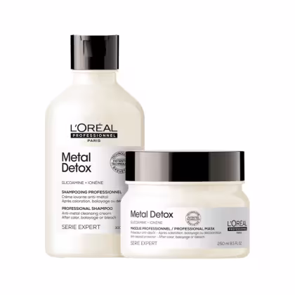O produto apresentado é uma linha de cuidados capilares da marca L'Oréal Professionnel chamada Metal Detox. Consiste em um shampoo em um frasco plástico branco opaco com tampa preta e um creme de tratamento em um pote branco opaco com tampa preta.