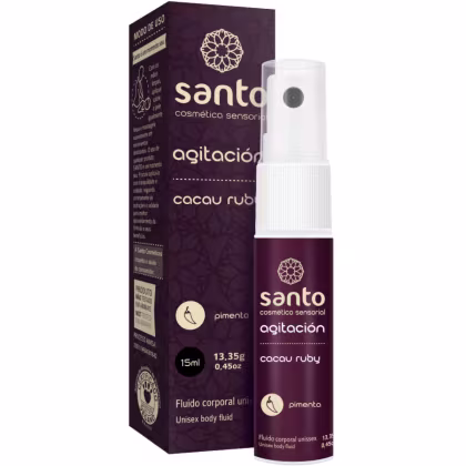 O produto é um fluido corporal unissex da linha "Agitación" da marca Santo Cosméticos. A embalagem consiste em um frasco plástico vinho com tampa em spray branca e uma caixa externa na mesma cor.