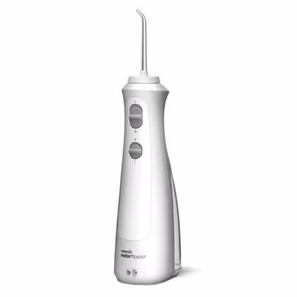 Aparelho Waterpik de irrigação oral, com corpo branco e prata, botões de controle e bico de metal. Possui design compacto e ergonômico, ideal para higiene bucal.