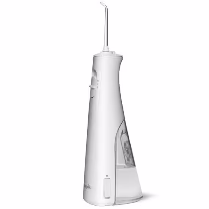 Aparelho de irrigação oral Waterpik, com design em branco, corpo cilíndrico e bico longo, exibindo o logotipo da marca. O produto possui controles e indicadores na parte frontal, projetado para limpeza e cuidado bucal.