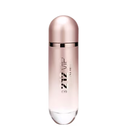Perfume em frasco cilíndrico de metal rosado. O frasco tem um formato alongado com uma tampa arredondada na parte superior. O rótulo frontal exibe o texto "212 VIP" em letras douradas sobre fundo rosado.