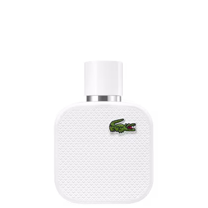 A imagem mostra um frasco de perfume da marca Lacoste. O frasco é retangular, com cantos arredondados e acabamento texturizado em relevo, todo branco, e com o desenho de um crocodilo, símbolo da marca, no canto superior direito.