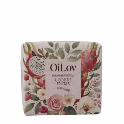 Sabonete vegetal da marca OiLov, com embalagem retangular decorada com ilustrações florais em tons de vermelho, rosa e verde. O rótulo indica o nome do produto "Licor de Frutas" e o peso de 90g.