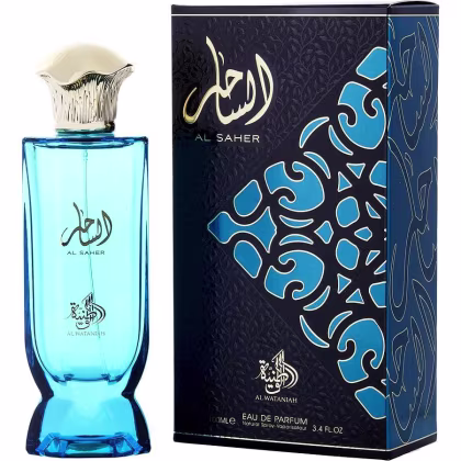 Frasco de perfume Al Saher da marca Al Wataniah, com design elegante em tons de azul e preto. A embalagem apresenta detalhes decorativos e o nome da marca em árabe. O produto é um Eau de Parfum com volume de 100 ml.