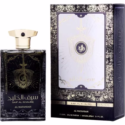 Frasco de perfume Al Wataniah com embalagem preta e dourada, contendo texto em árabe e símbolos decorativos. Caixa de apresentação com padrões ornamentais em preto e branco. Produto de 100 ml, com rótulo indicando o nome "Saif Al Khaleej" e "Al Wataniah".