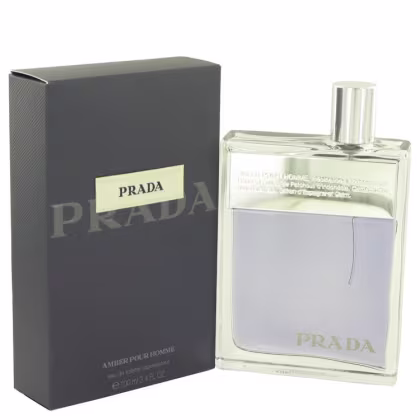 Perfume masculino Prada Amber Pour Homme. Frasco retangular transparente contendo líquido âmbar. Caixa externa preta com detalhes em cinza e o logotipo Prada em dourado.