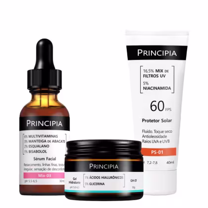 Produtos da marca Principia, incluindo um soro facial, um gel hidratante e um protetor solar, em embalagens pretas e brancas com detalhes em laranja. Os rótulos exibem informações sobre os ingredientes e propriedades dos produtos.