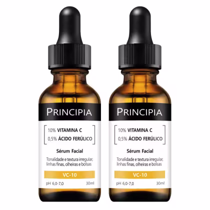 Dois frascos de soro facial da marca Principia, contendo 10% de vitamina C e 0,5% de ácido ferúlico. Os frascos possuem embalagem de vidro âmbar com conta-gotas preto e rótulo com informações sobre o produto.