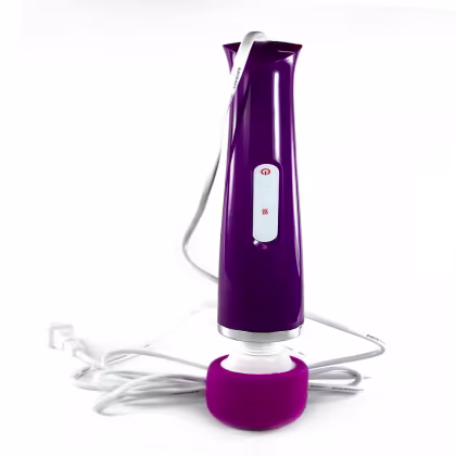 Vibrador elétrico recarregável de cor roxa, com botão de controle e cabo de alimentação. Embalagem compacta e design moderno.