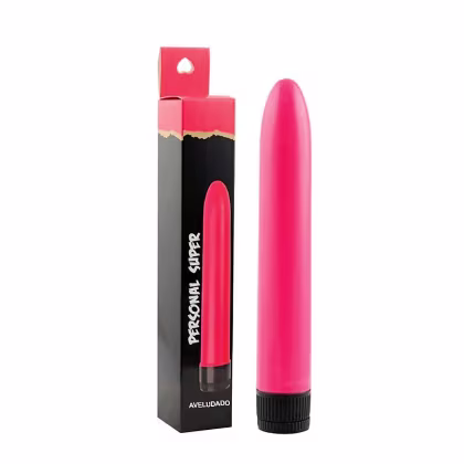 Vibrador pessoal de cor rosa vibrante, com embalagem preta e vermelha contendo o texto "Personal Super". O produto possui formato alongado e cilíndrico, com um acabamento liso e brilhante.