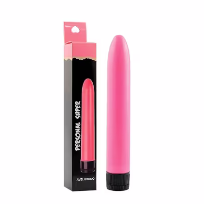Vibrador pessoal de cor rosa, com embalagem preta e vermelha contendo o texto "Personal Super". O produto possui formato alongado e cilíndrico, com um acabamento liso e brilhante.