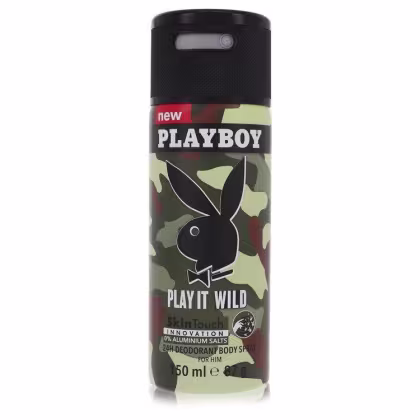 Desodorante corporal em spray da marca Playboy, com embalagem preta e camuflada em tons de verde, exibindo o logotipo da marca e a frase "Play it wild" em destaque.