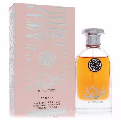 Frasco de perfume Muadathee da marca Asdaaf, em embalagem de vidro com tampa, em tons de laranja e branco, com rótulo destacando o nome da fragrância.