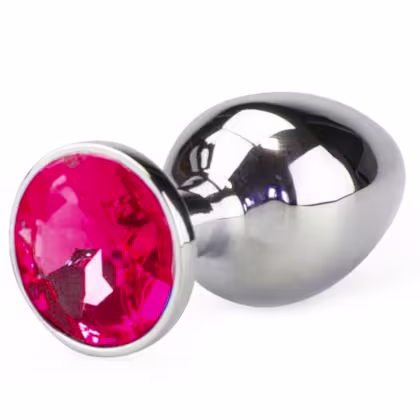 Plug anal de metal cromado com gema de cristal rosa brilhante em sua extremidade, embalado individualmente.