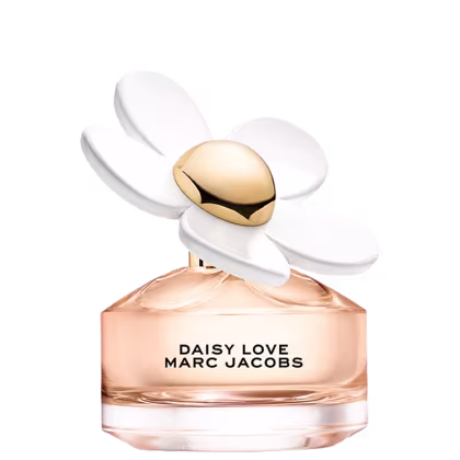 Frasco de perfume Marc Jacobs Daisy Love com flor branca e centro dourado. Embalagem de vidro com rótulo em preto e dourado. Produto de beleza com design elegante e sofisticado.