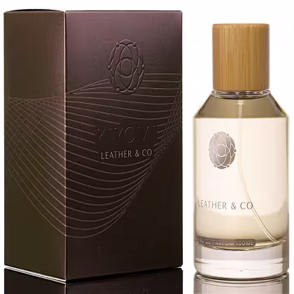 Caixa marrom escura com detalhes em relevo e logotipo do nome do perfume "Leather & Co." Frasco de perfume com tampa de bambu e rótulo com o mesmo nome da marca.