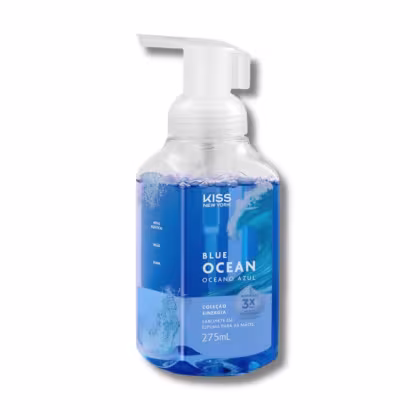 Frasco de sabonete em espuma da linha Blue Ocean da Kiss New York, com 275ml de capacidade. O recipiente é transparente com detalhes em azul, exibindo o nome da marca e a fragrância "Oceano Azul".