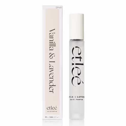 Frasco de perfume Etleé e caixa com embalagem branca e bege e texto preto. O rótulo indica o nome Vanilla e Lavender. O frasco possui formato cilíndrico e tampa branca.