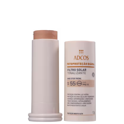 A imagem mostra o Protetor Solar com Cor Fotoproteção Diária Tonalizante Stick FPS 55 da marca Adcos.
