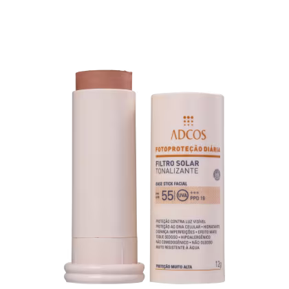 A imagem mostra o Protetor Solar com Cor Fotoproteção Diária Tonalizante Stick FPS 55 da marca Adcos.