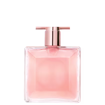 Frasco de perfume Idôle Lancôme com design elegante e minimalista em tons de rosa e dourado. Embalagem retangular com tampa e bomba dispensadora. Produto com aparência luxuosa e sofisticada.