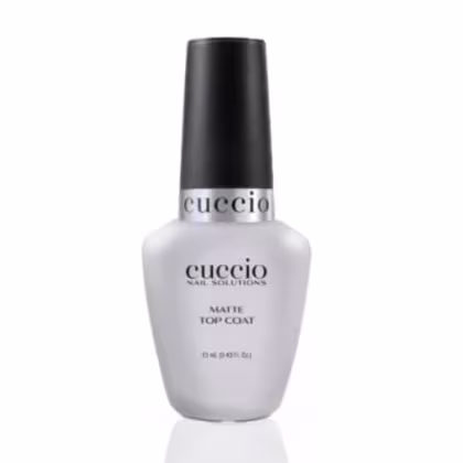 Top coat (cobertura) da marca Cuccio Brasil. O frasco é de cor branca com um rótulo preto contendo o nome da marca e o nome do produto "Matte Top Coat". O frasco possui um design simples e elegante, com uma tampa preta.