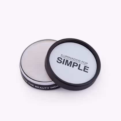 Iluminador em pó compacto da marca Simple, com embalagem preta e branca. O produto é apresentado em um recipiente redondo com o nome "SIMPLE" destacado no rótulo.