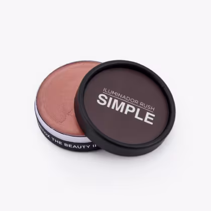 Embalagem preta redonda com rótulo "Iluminador rush simple" em branco. Contém um produto de maquiagem em tom rosado. Produto de beleza simples e orgânico.
