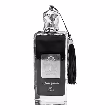 Frasco de perfume de vidro transparente com tampa decorativa e borla preta. Rótulo preto com logotipo da marca Zakat e texto em árabe. Produto de beleza com design elegante e sofisticado.