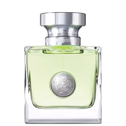 Perfume em frasco quadrado de vidro transparente com líquido verde claro.Tem uma tampa prateada arredondada. Na frente, há um medalhão prateado com uma imagem em relevo. O design é minimalista e elegante, com linhas retas e formas geométricas limpas.