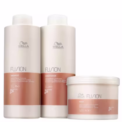 Três produtos da linha Fusion da Wella Professionals: shampoo, condicionador e máscara, em embalagens brancas com detalhes em laranja, contendo informações sobre os produtos.