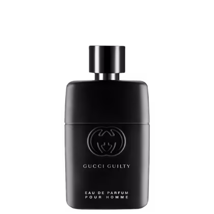 A imagem mostra um frasco do perfume Gucci Guilty pour Homme, brilhante com detalhe cromado na tampa. Tem um design cilíndrico com o famoso logo duplo G da Gucci gravado em preto na parte da frente, além do nome da marca, concentração e nome do perfume.