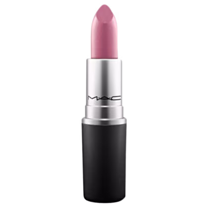 A imagem mostra uma embalagem de batom, redonda, preta e prata, com logo da marca na parte prata com letras pretas e sem a tampa, com o batom rosa à mostra.