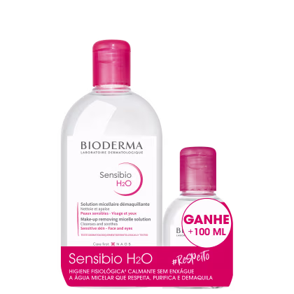 Dois frascos da linha Sensibio H2O da Bioderma, um deles com 100 ml a mais. Embalagens brancas com detalhes em rosa, exibindo o nome do produto e informações sobre sua função de higiene fisiológica e remoção de maquiagem para peles sensíveis.