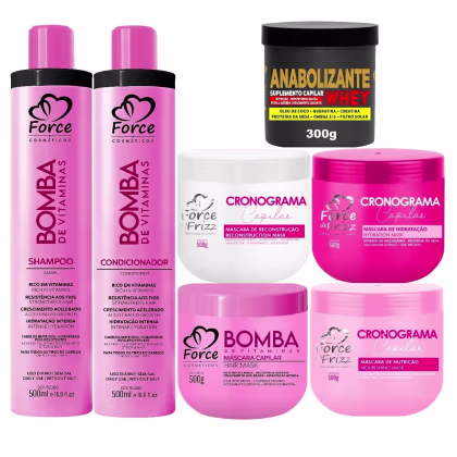 Conjunto de produtos da marca Force Cosméticos, incluindo shampoo, condicionador, máscara de reconstrução, máscara de hidratação e suplemento capilar Anabolizante Whey, em embalagens rosa e preta.