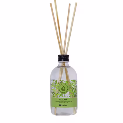 Frasco de difusor de aromas Kailash Alecrim, com líquido transparente e palitos de bambu. Rótulo verde com ilustração de folhas e logotipo da marca.
