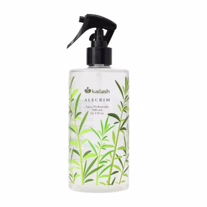 Frasco de spray com 500 ml de Água Perfumada Alecrim da marca Kailash, com rótulo branco e verde exibindo folhas de plantas em um design minimalista.