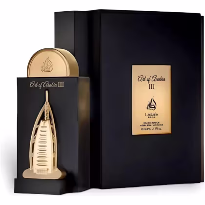 Uma caixa preta com detalhes dourados, contendo um frasco de perfume também dourado. O frasco possui um design escultural, lembrando a famosa torre Burj Al Arab em Dubai. A caixa e o frasco exibem o nome da linha "Art of Arabia III" em letras douradas.
