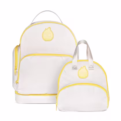 Conjunto de bolsas para bebês da marca Boti Baby. Peças em material branco com detalhes em amarelo. Composto por uma mochila grande e uma bolsa menor, ambas com zíperes amarelos e aplique do passarinho Fido com a inscrição "Boti".