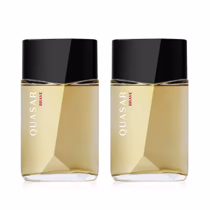 Dois frascos de perfume Quasar Brave, com embalagem preta brilhante e detalhes dourados. Os frascos possuem formato geométrico e contêm o nome da marca e a palavra "Brave" impressos.