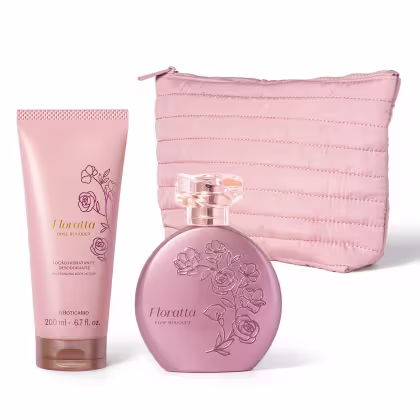 O conjunto Floratta inclui um frasco de perfume rosa com design floral, um tubo de loção hidratante corporal rosa e uma bolsa de viagem acolchoada rosa. Os produtos apresentam uma paleta de cores suaves e delicadas.
